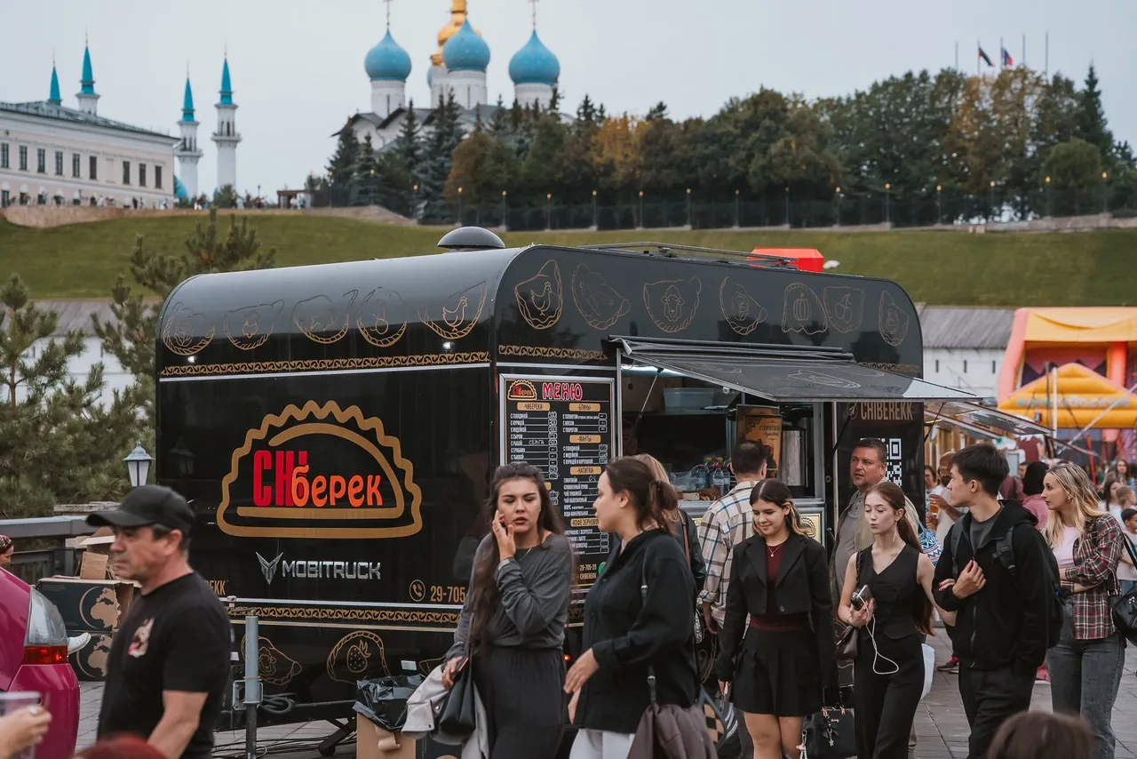 Фудтрак на фоне Казанского Кремля